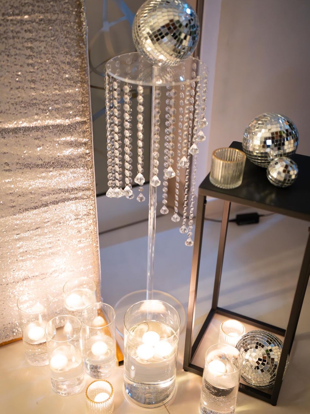 Allestimento con cristalli e sfere specchiate alla Glitter Candle Night