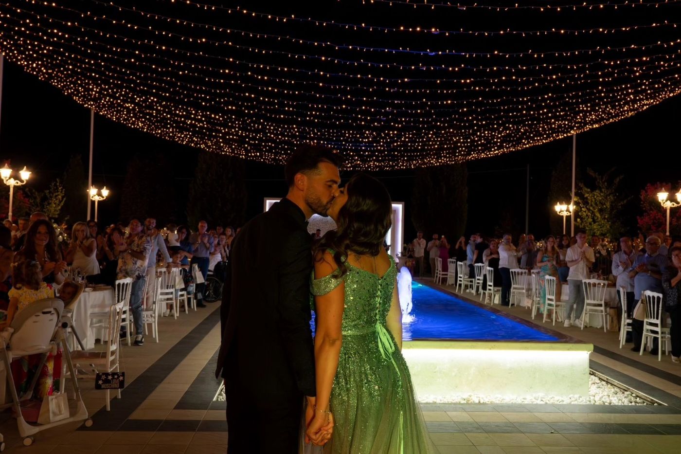 Sposi sotto un cielo di luci a bordo piscina