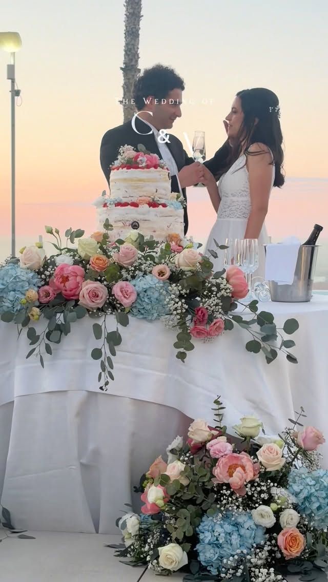 Claudio e Valentina tagliano la torta al tramonto sul mare
