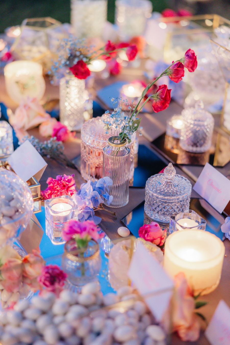 Tavolo con candele, confetti e fiori